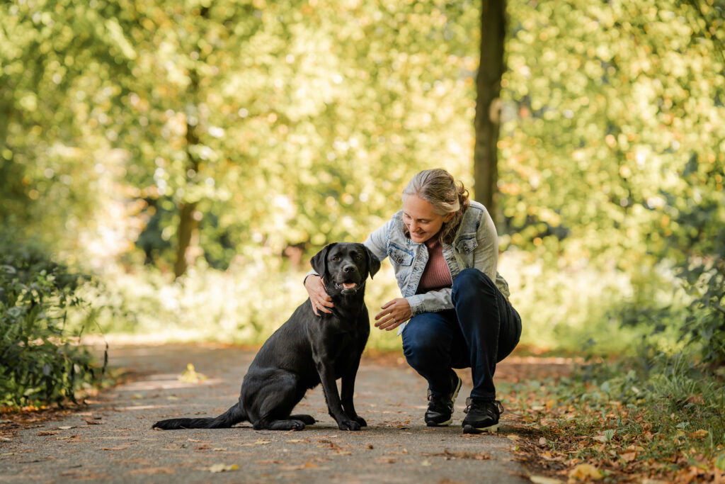 Femke gehurkt en Ella kijkt